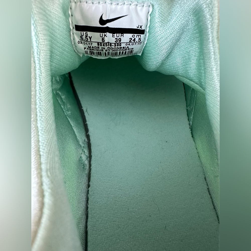 Nike Huarache Run SE Igloo Green 6.5 Youth | 8 Women Running Sneakers. b15 - Picture 7 of 9